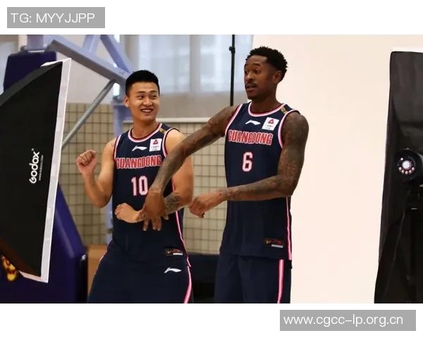 文班与追梦角色互换表现对比分析三分命中率与失误情况揭示球队战术调整